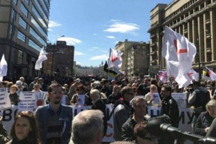 «Революція» і «Путін – злодій», – скандують протестувальники в Москві 