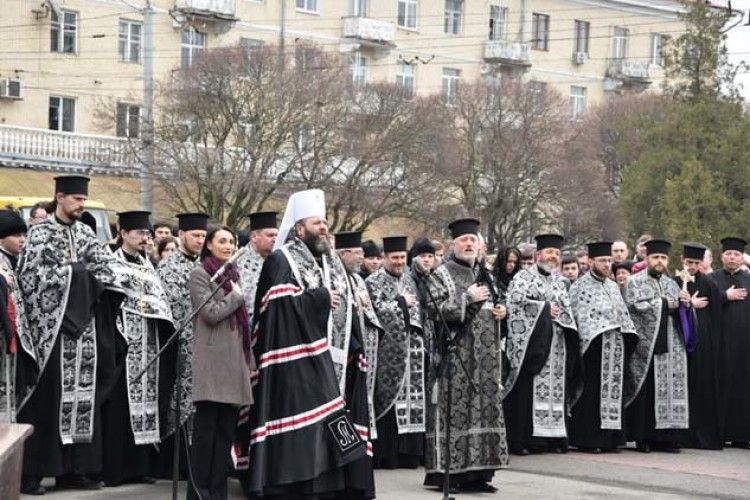 Митрополит Луцький і Волинський назвав пластмасові квіти – «символом штучної любові»