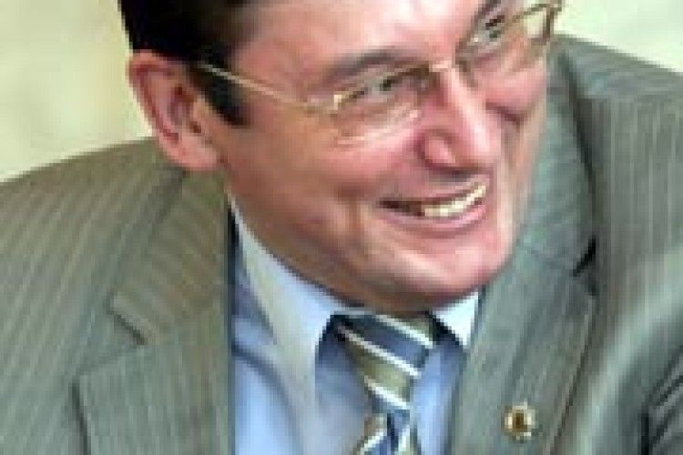 ЛУЦЕНКО ВИБИВ ДВЕРІ... СВОЄЮ КУМОЮ
