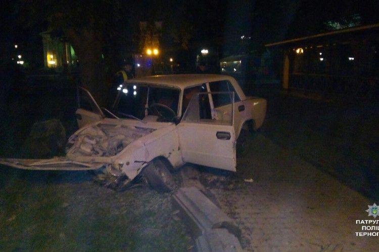 П’яний водій, втікаючи від поліцейських, розбив свою машину (фото)