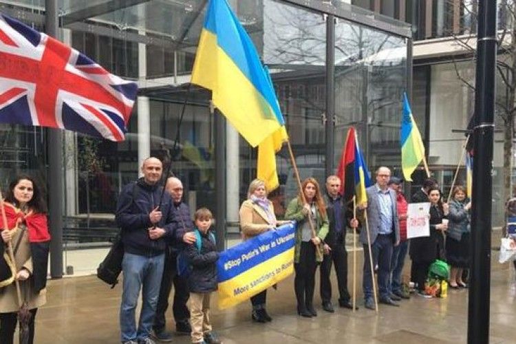 Британські активісти провели акцію протесту під резиденцією Ахметова у Великій Британії