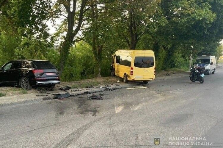 У Луцьку зіткнулися бус та позашляховик