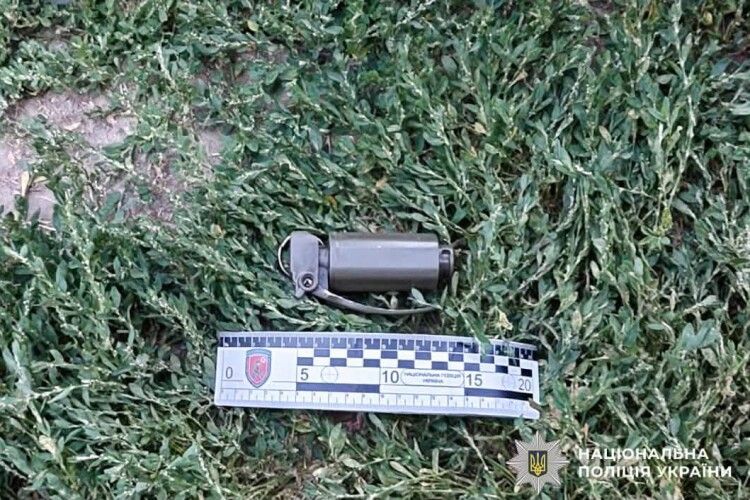 У статусі СЗЧ та з бойовою гранатою в руках: на Рівненщині чоловік погрожував перехожим вибухом