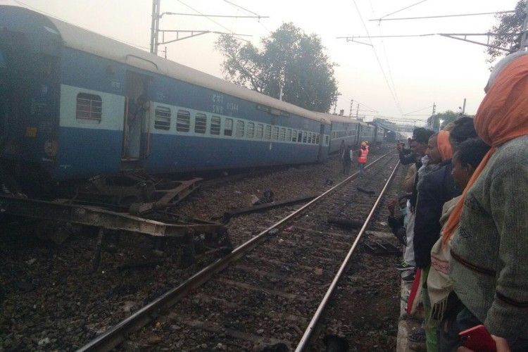 В Індії 13 вагонів потяга зійшли з рейок