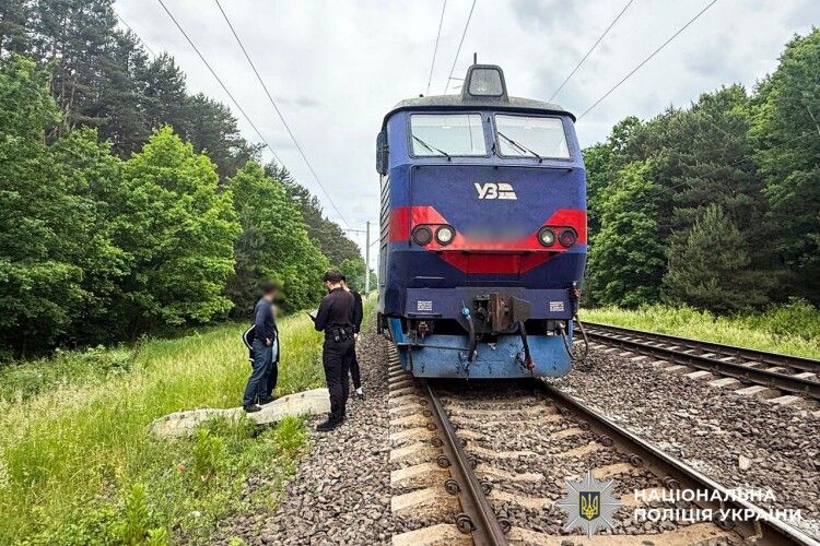 На Рівненщині потяг на смерть збив юнака, який був у навушниках