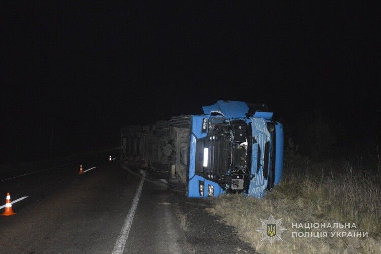 На Волині перекинулася вантажівка після зіткнення з велосипедом: є постраждалі