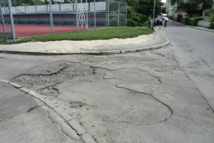 До біди не далеко: лучани просять поремонтувати дорогу на Ярощука