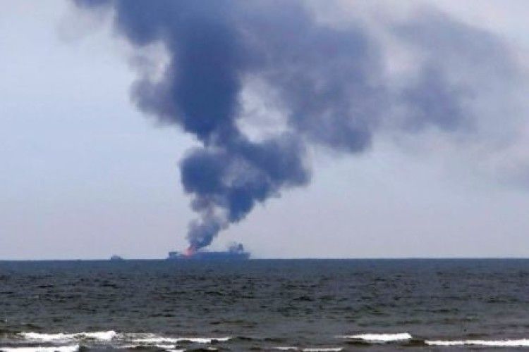  В районі Керченської протоки горить два судна