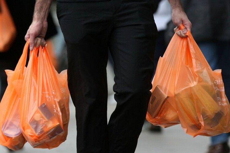 Волиняни можуть поскаржитися на продавців ринку, які дають безплатно пластикові пакети