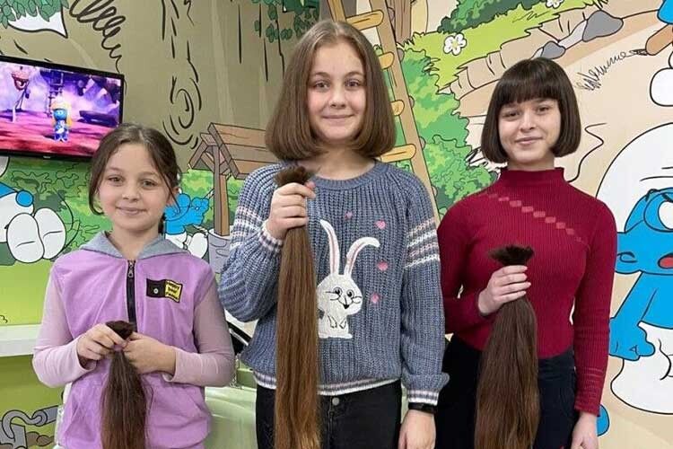 Школярки з Луцька та Володимира відрізали свої коси для перук онкохворим діткам
