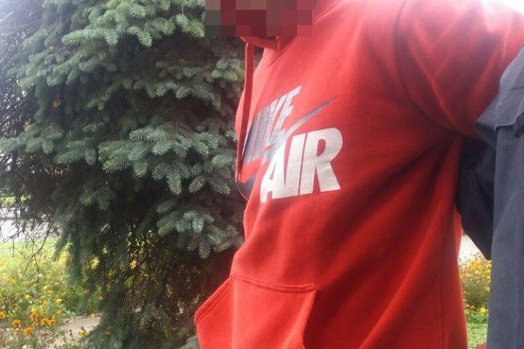 У центрі Рівного злапали крадія-гастролера в червоній «кенгурушці» (фото)