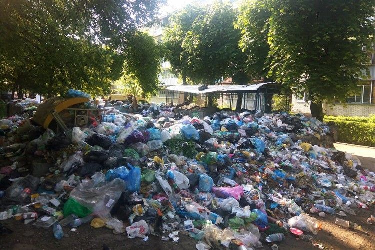 Львів буквально потопає у смітті (фото)
