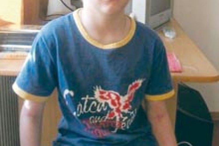 ХЛОПЧИК-СИРОТА ЧЕКАЄ ДОНОРІВ-РЯТІВНИКІВ