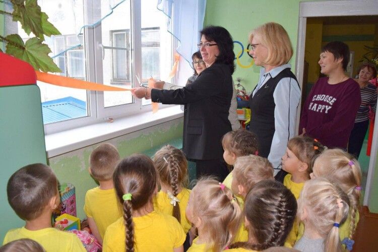 У Росії врочисто відкрили нове пластикове вікно в дитячому садочку (фото)