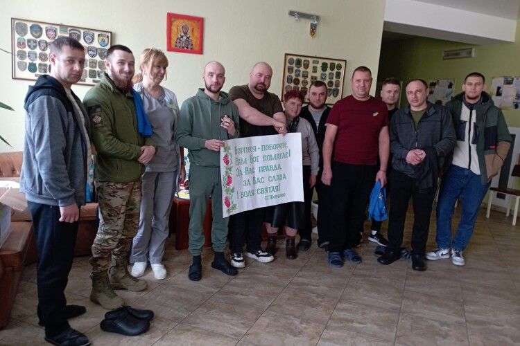Жителі Мар'янівської територіальної громади відвідали поранених, які одужують у військовому госпіталі (Фото)