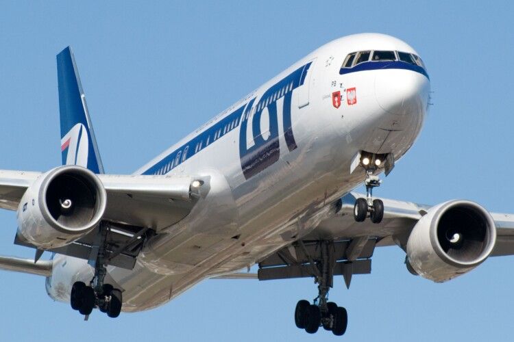 Літак з Варшави до Москви з 63 пасажирами на борту повернувся назад до аеропорту імені Шопена