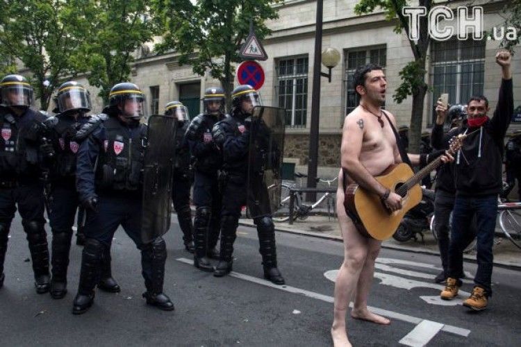 Француз прикрив сором гітарою - і на мітинг! (фото)
