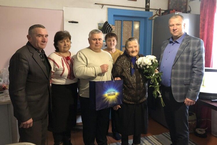 У громаді на Волині привітали довгожительку з поважним ювілеєм