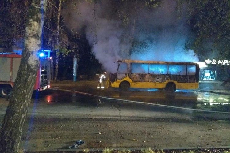 У Чернівцях цієї ночі дотла згоріла маршрутка
