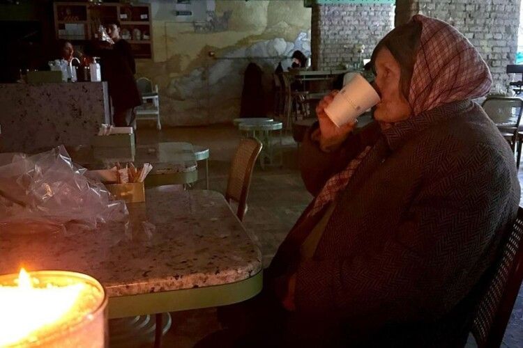 Скандал в столичному кафе: бабусю, яка хотіла погрітися, виганяли на вулицю 