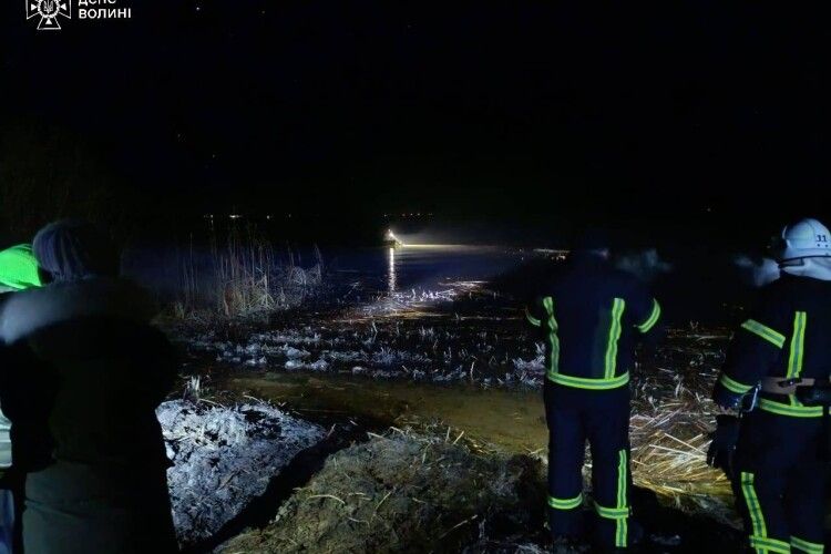 На Світязі працівники ДСНС врятували двох рибалок з крижаної води (Фото)