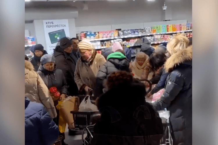«Я з ножем!»: у росії покупці борються за продукти у магазинах (Відео)