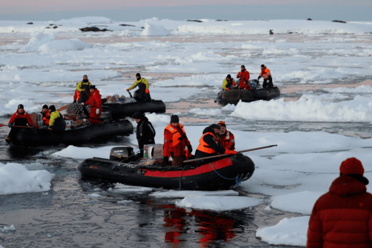 Українським полярникам в Антарктиді доставили свіженьких кавунів та огірків (Фото)
