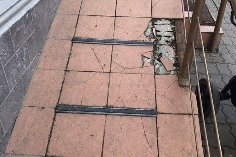 У самісінькому центрі Луцька виявили сходи-ноголомаки-лоборозбиваки (фото)