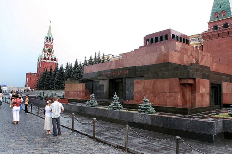 Російська православна церква за кордоном вимагає забрати тіло Леніна (Фото)