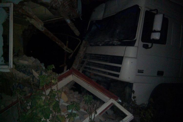 Цікаво, що снилося людям, хату яких протаранила фура?.. (Фото)