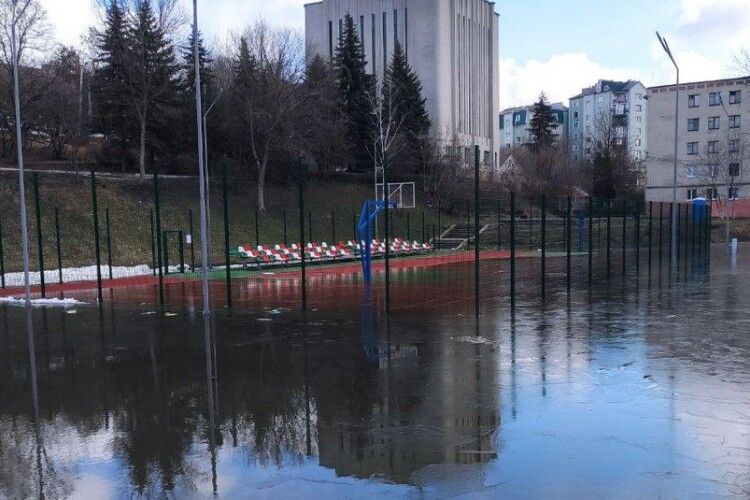 Із затопленого у Луцьку баскетбольного майданчика відкачують воду