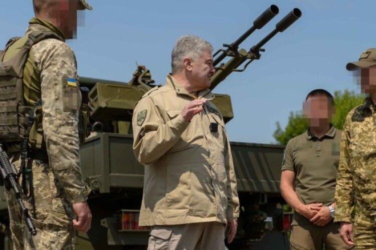 Привид Києва, який тримає наше небо: Порошенко передав авіаційній бригаді вантажівки для зенітних установок