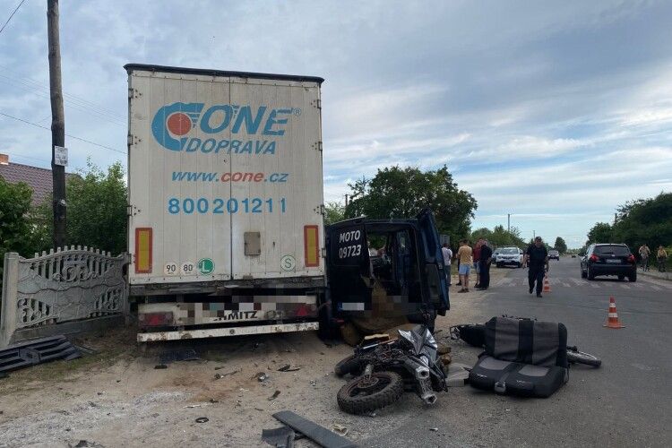 На Волині мікроавтобус в'їхав у вантажівку