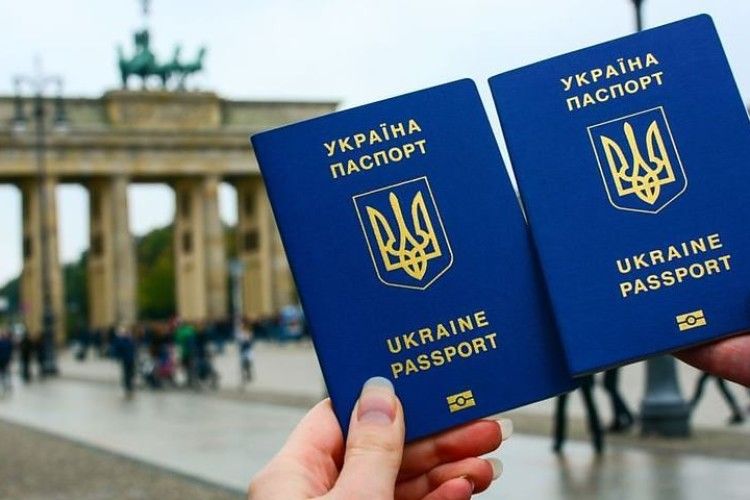 Безвізовий доступ в 128 країн: Україна піднялася в рейтингу паспортів світу