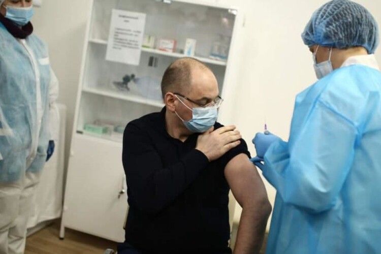 «Будьте як Далай-лама»: Степанов закликав вакцинуватися і показав картину із собою з цяткою на лобі
