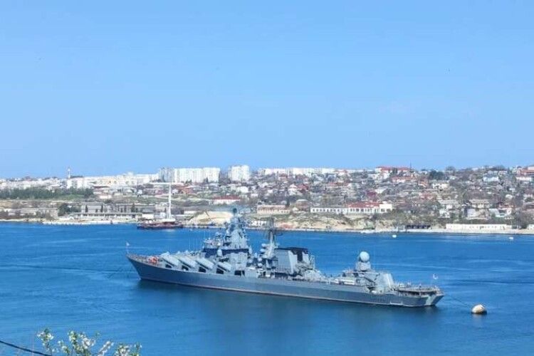 «Москва» палає: українські військові вдарили ракетами по російському крейсеру