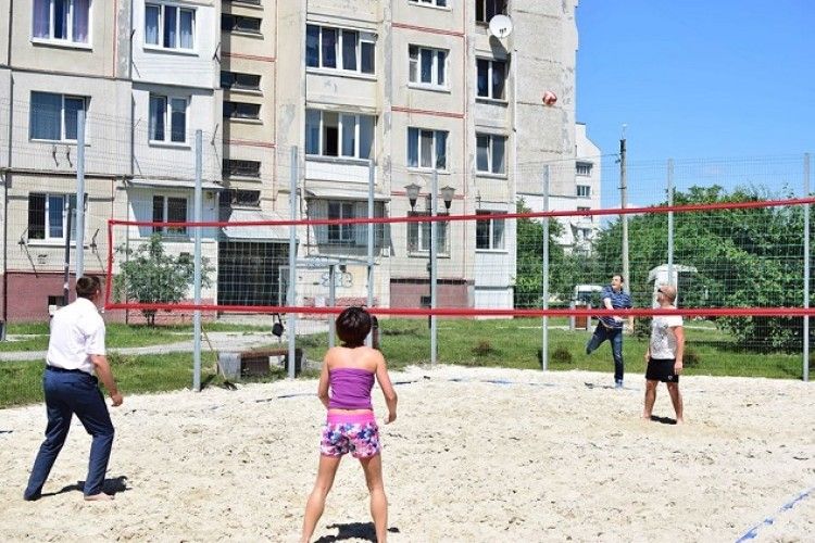 В Івано-Франківську депутати зіграли у пляжний волейбол (фото)