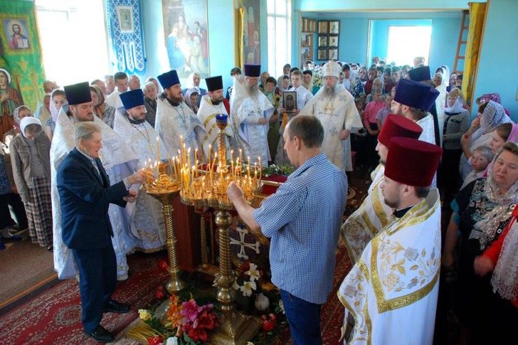 Владика Нафанаїл нагородив протоієрея Афанасія Лейбу хрестом з прикрасами
