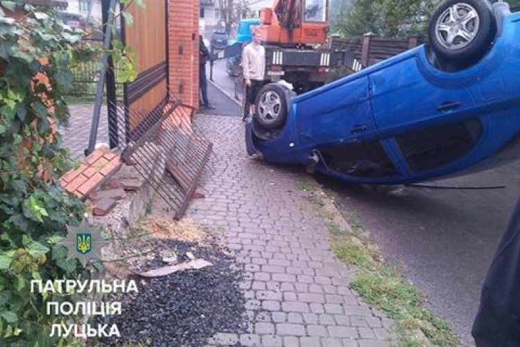 Автівка у Луцьку стала догори дригом