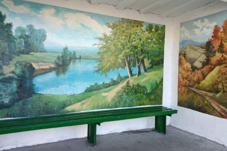 У селі на Рівненщині художник зробив із зупинки виставку картин (Фото)