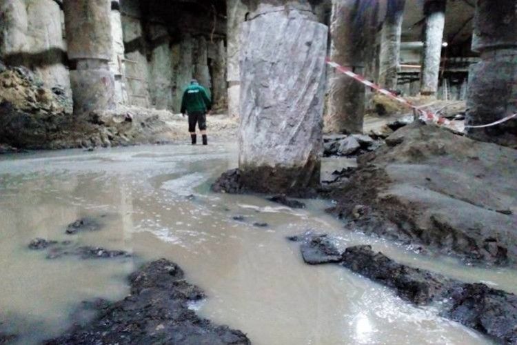 На Поштовій площі Києва затопило розкопки 