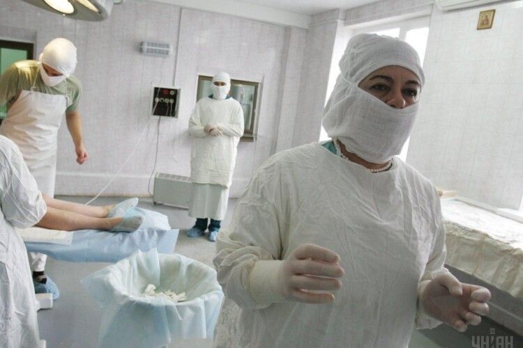 Коли в Україні медики почнуть отримувати доплати