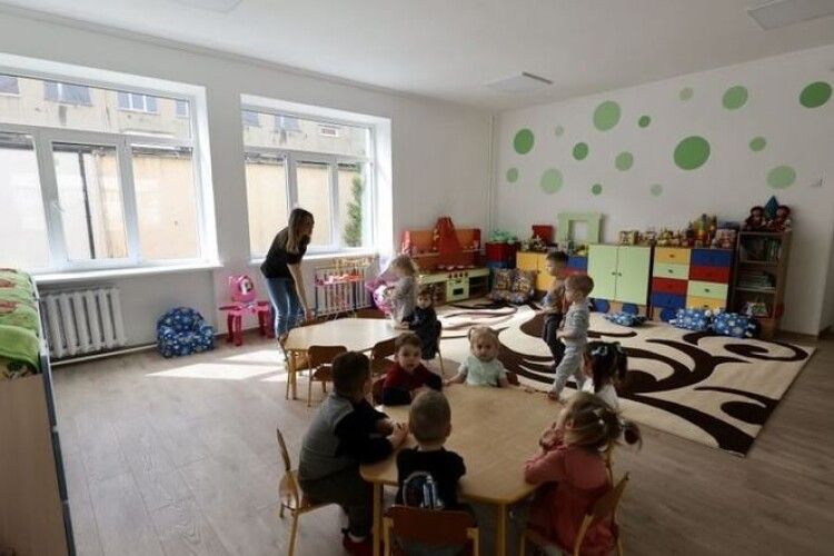 У  Львові в дитячий садок, який торік постраждав від російської ракети, повернулись діти
