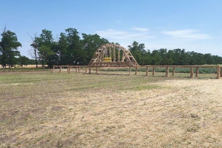 У Росії й надалі міцнішає маразм: збудували з очерету «Кримський міст» і причепили табличку «Крим наш!» 