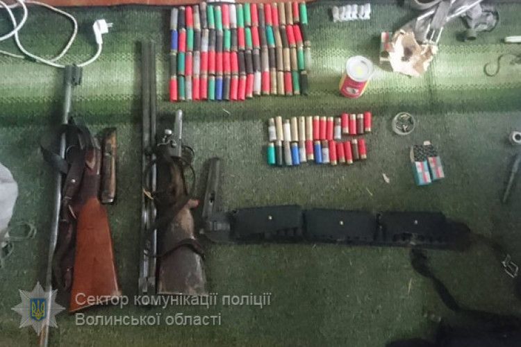Арсенал зброї та боєприпасів вилучили на Камінь-Каширщині (фото)