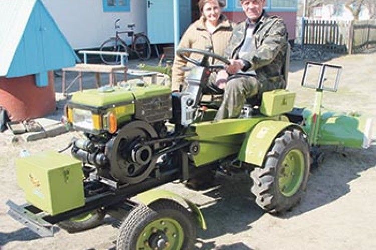 МАЛИ ТРАКТОРА-»САМОКЛЕПА», А УЛЮБЛЕНА ГАЗЕТА ПОДАРУВАЛА ЗАВОДСЬКОГО!