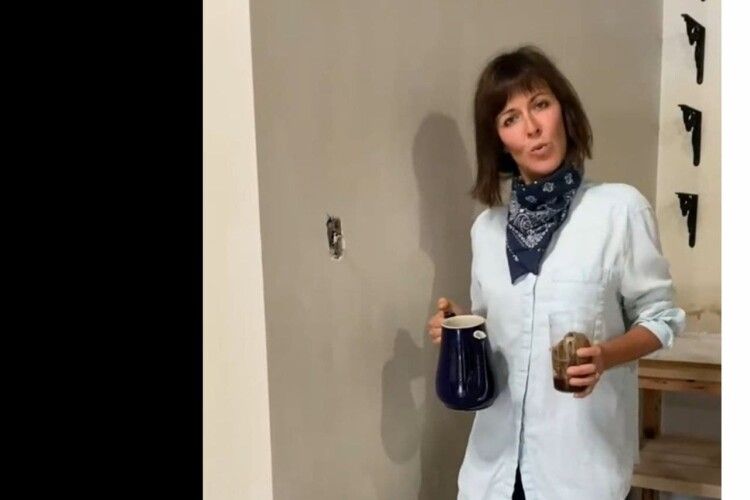 «Дім з фільмів жахів»: жінка пофарбувала стіни кавою і розбурхала мережу (Відео)