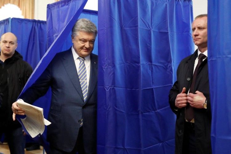 Петро Порошенко проголосував і висловив впевненість, що Україна буде рухатися вперед до Європейського Союзу та НАТО, а також продовжуватиме реформи
