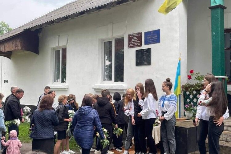 На пам’ятну подію прийшли дружина й діти загиблого Героя