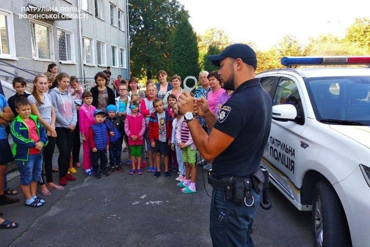 Луцькі патрульні зустрілись з маленькими пацієнтами лікарні
